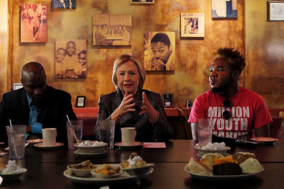 Hillary se encontra com comunidade negra em Charlotte