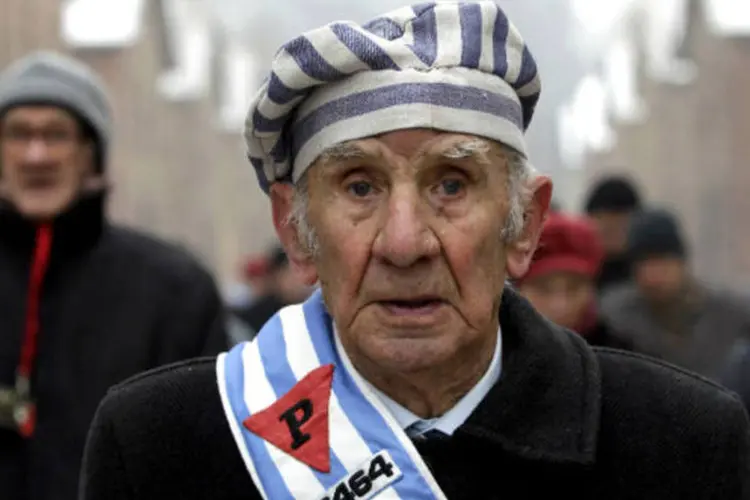 Um sobrevivente do Holocausto visita o campo de Auschwitz (Kacper Pempel/Reuters)