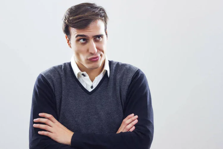Homem desconfiado (LittleBee80/Thinkstock/Thinkstock)