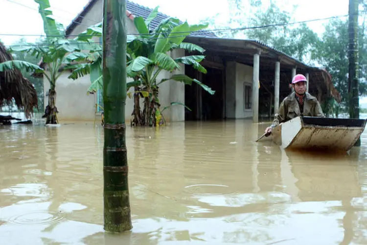 
	Inunda&ccedil;&otilde;es: as inunda&ccedil;&otilde;es foram as piores a atingir a regi&atilde;o central do Vietn&atilde; desde 2011
 (VNA/Tuan Anh/Reuters)
