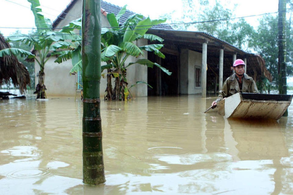 À espera de tufão, Vietnã tem 25 mortes por inundações