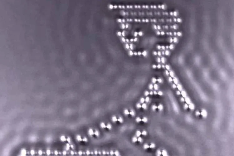 Um menino e seu átomo: o vídeo da IBM mostra um menino formado por fileiras de átomos (Reprodução)