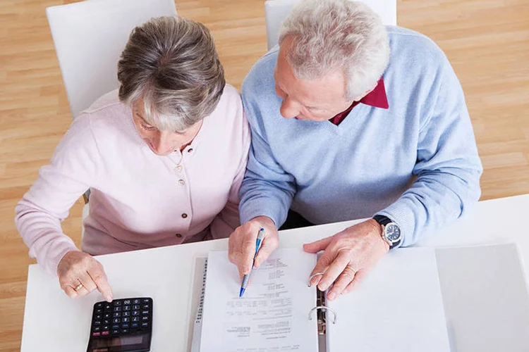 Idosos e contas: em 25% dos casos os idosos colaboram com a mesma quantia que outros membros da família (AndreyPopov/Thinkstock)
