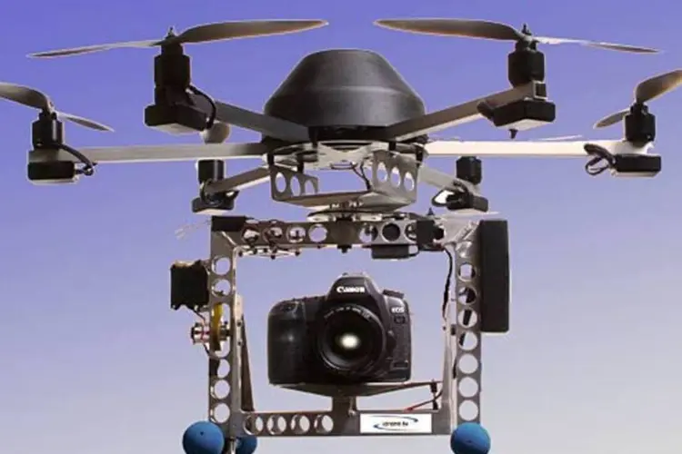 Helicóptero da empresa iDrone.tv: com seis rotores, esse drone transporta uma câmera do tipo DSLR
 (Divulgação)