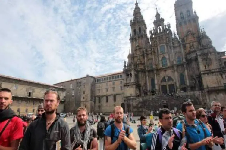 Minuto de silêncio para as vítimas em frente à catedral de Santiago de Compostela (Reuters/ Miguel Vidal)