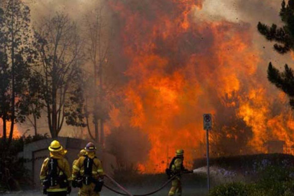 Calor recorde, seca e ventania incendeiam a Califórnia