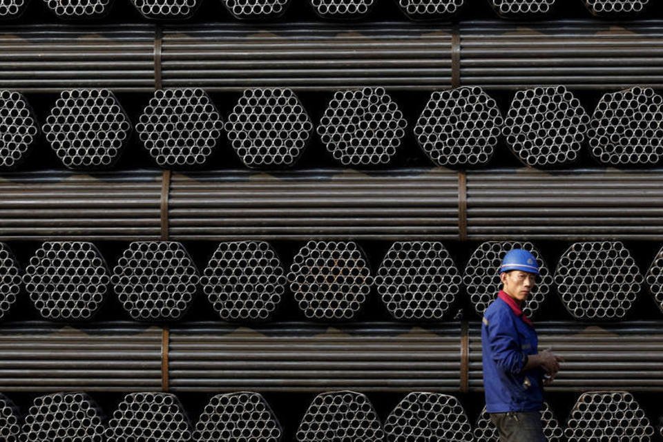 Aço e minério de ferro fecham abaixo das máximas na China