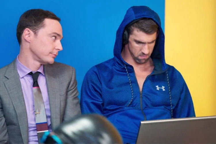 Comercial da Intel: o nadador Michael Phelps e o ator Jim Parsons, da série "The Big Bang Theory"  (Intel/Divulgação)