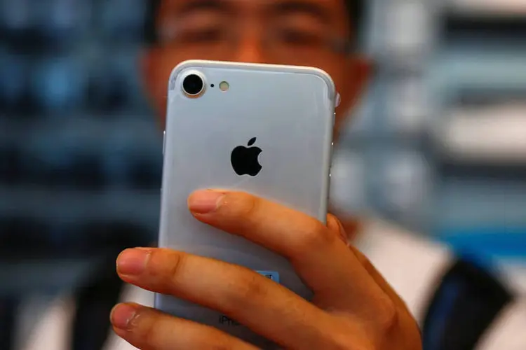 Iphone 7: foi o terceiro trimestre consecutivo de queda nas vendas de iPhone (Thomas Peter/Reuters)