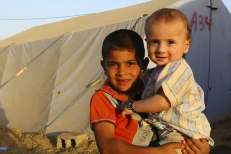Crianças refugiadas posam para foto na região do Curdistão (REUTERS/Stringer)