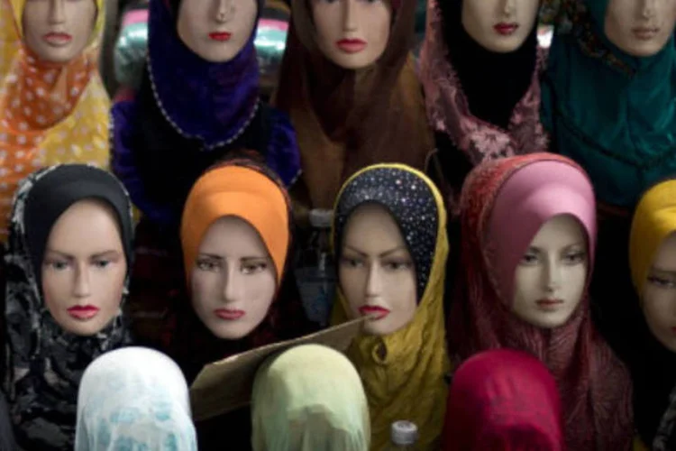 Manequins com véus: maioria dos entrevistados em países islâmicos disse que uma mulher não pode escolher como se vestir
 (SAEED KHAN/AFP/Getty Images)