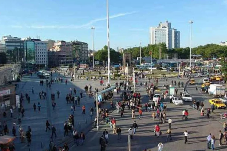 
	Istambul: v&aacute;rias ambul&acirc;ncias chegaram ao local dos incidentes e este setor da cidade foi isolado pela pol&iacute;cia, que temia um novo ataque
 (Wikimedia Commons)