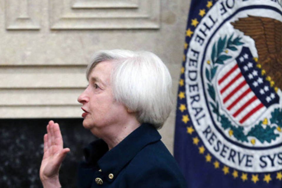 A nova chair do Federal Reserve, Janet Yellen, faz o juramento na sede do Fed em Washington (Jim Bourg/Reuters)