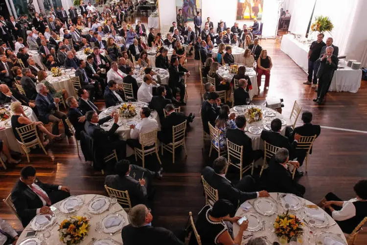 Para reforçar importância da aprovação da PEC do teto de gastos públicos, Temer ofereceu jantar a mais de 200 parlamentares no Palácio da Alvorada neste domingo