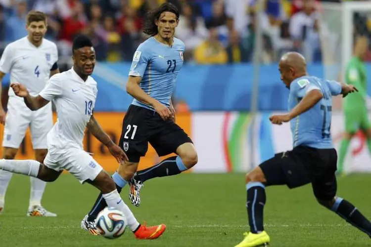 
	Jogador Edinson Cavani, do Uruguai, na Copa 2014: uma das oito sele&ccedil;&otilde;es vestidas pela Puma
 (REUTERS/Ivan Alvarado)