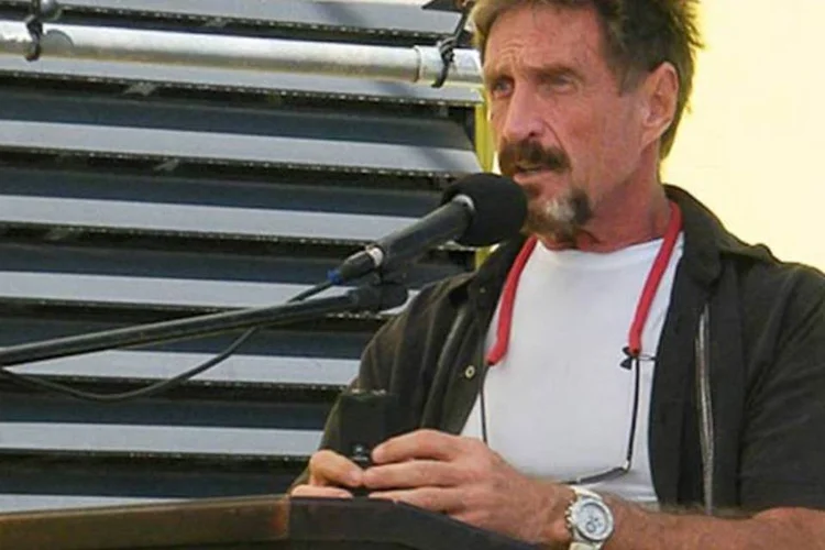 John McAfee fala em San Pedro, Belize: o pioneiro dos antivírus era conhecido pelo comportamento excêntrico e por gostar de armas (Reuters/Reuters)