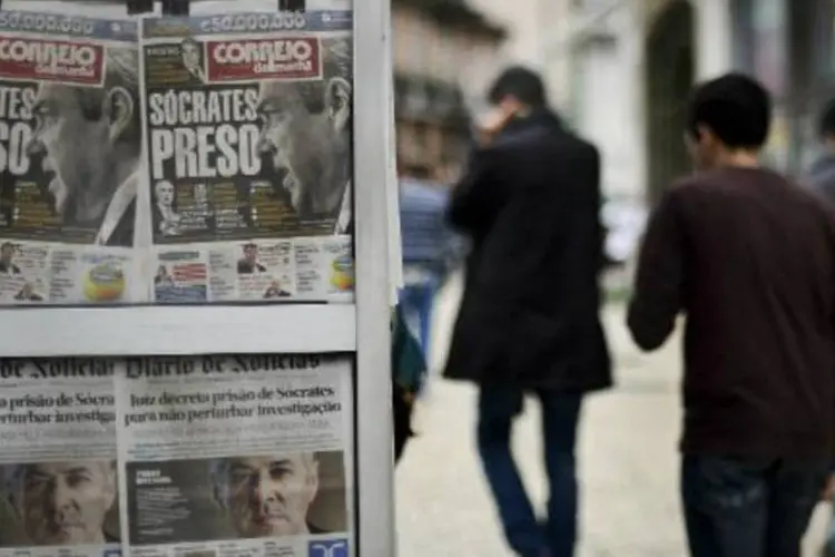 Manchetes de jornais portugueses hoje, com destaque para a prisão do ex-primeiro-ministro José Sócrates (Patricia de Melo Moreira/AFP)