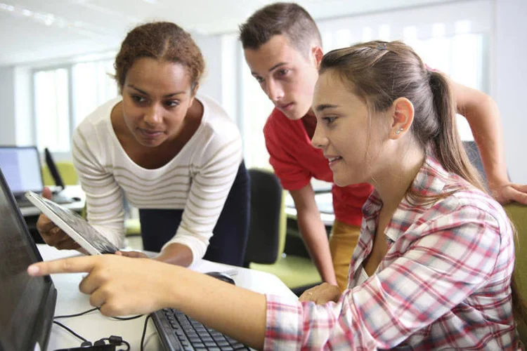 Jovem aprendiz: lei diz que todas as empresas de médio e grande portes devem manter em seus quadros de funcionários adolescentes e jovens na faixa de 14 a 24 anos (Thinkstock/Thinkstock)