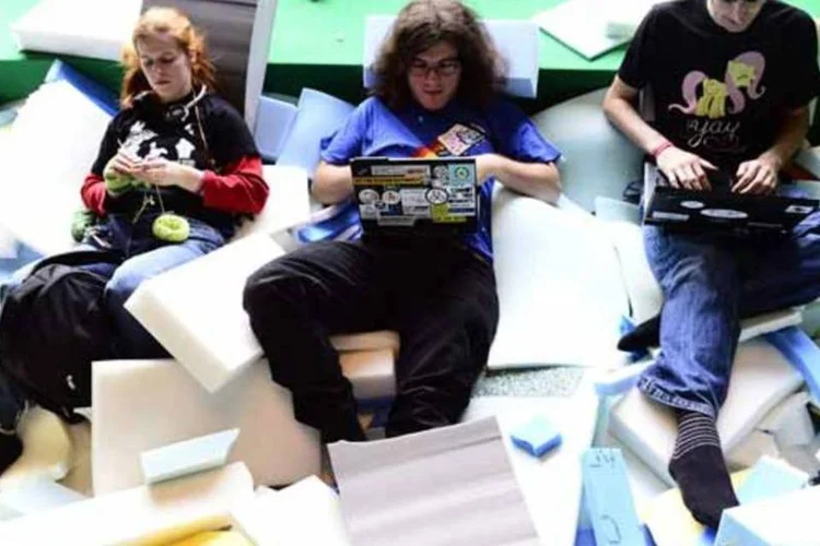 jovens em computadores (Getty Images)