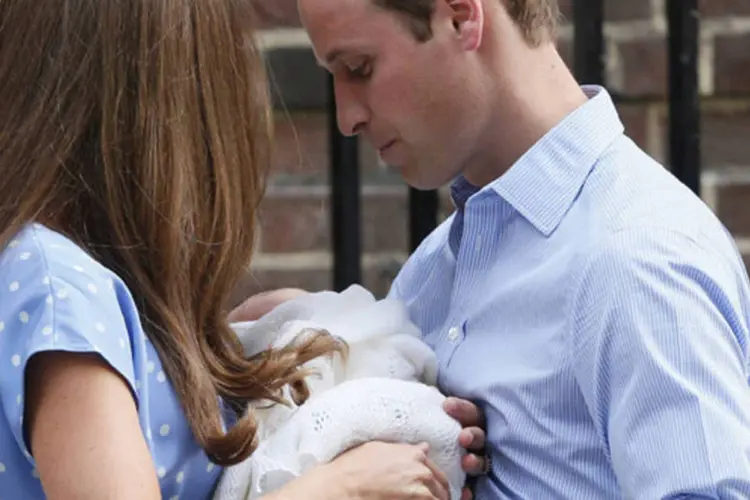 O príncipe William e sua esposa, Kate Middleton, deixaram neste terça-feira o hospital Saint Mary, em Londres, com seu primeiro filho (REUTERS/Stefan Wermuth)