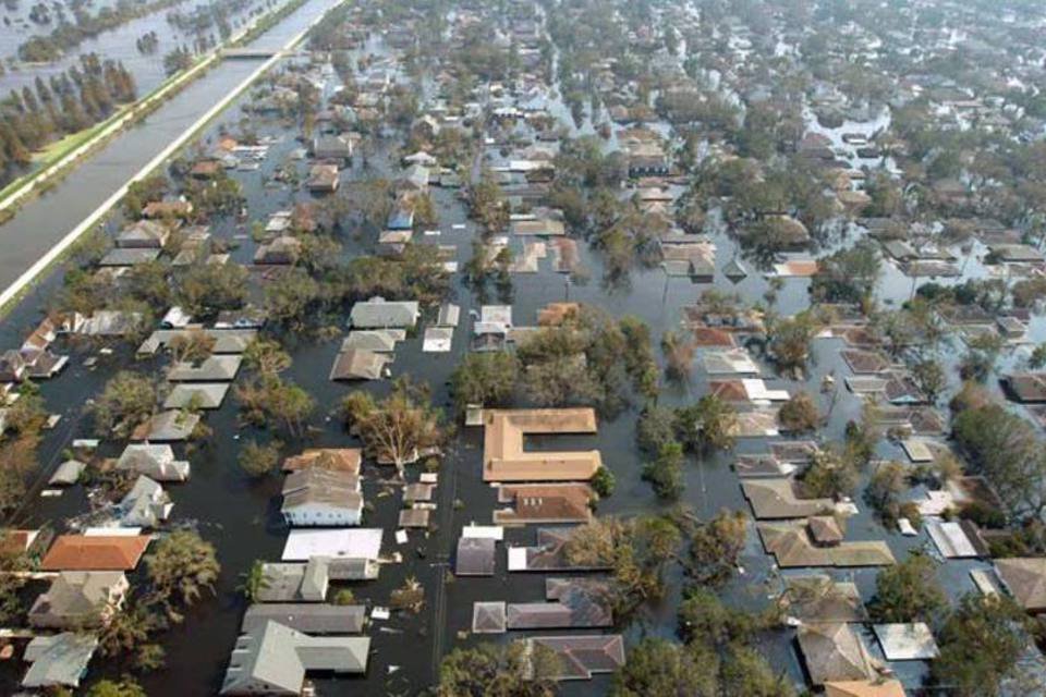 Foto aérea de Louisiana alagada pela passagem do furacão Katrina em 2005