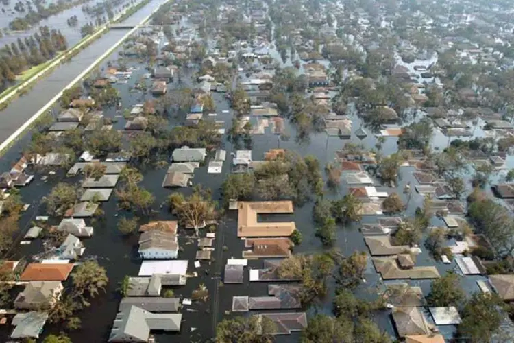 
	Inunda&ccedil;&atilde;o em Louisiana: Katrina foi o desastre clim&aacute;tico mais caro em quatro d&eacute;cadas, com danos de US$ 150 bi.
 (REUTERS)
