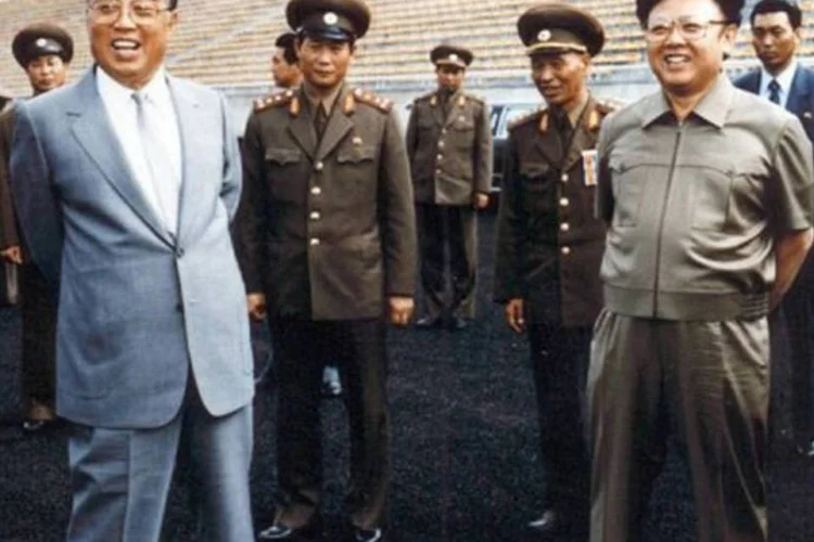 
	Kim Jong-Il (D) e o pai Kim Il-Sung (E) em 1992: o regime norte-coreano &eacute; conhecido por impor o extremo culto &agrave; figura de seus l&iacute;deres
 (KNS/AFP)