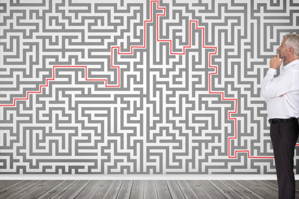 Executivo olha para desenho de labirinto: pensamento crítico está relacionado à capacidade de resolver problemas
 (Thinkstock)