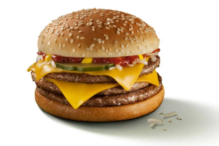 Triplo Cheeseburger: volta do lanche do McDonald's no rol de promoções
 (Divulgação/McDonalds/Divulgação)