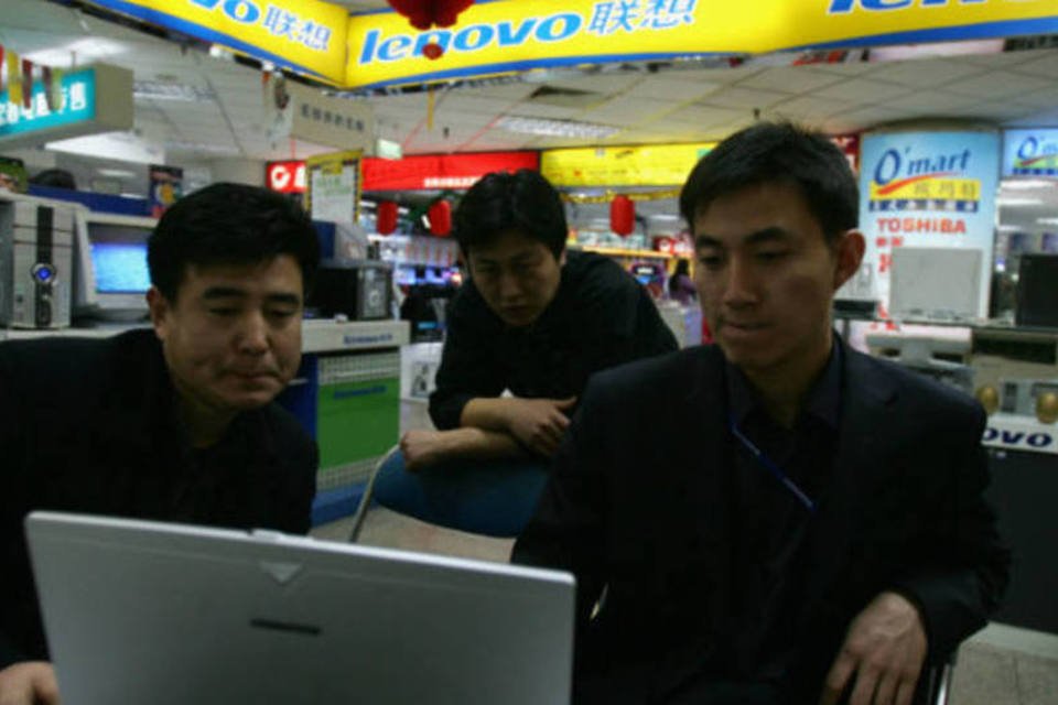 Vendedor testa um computador da Lenovo em uma loja da companhia em Pequim, na China (Cancan Chu/Getty Images)