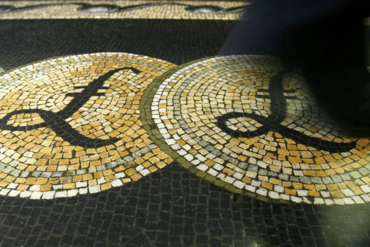 
	Libra esterlina: &Agrave;s 7H40 GMT (4H40 de Bras&iacute;lia), um euro era negociado a 87,46 pence
 (Luke MacGregor/Reuters)
