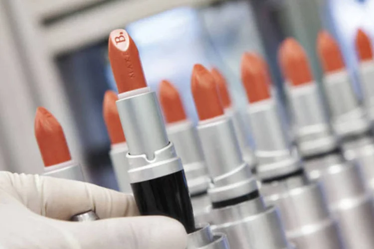 Batons na fábrica do Grupo Boticário (Divulgação)