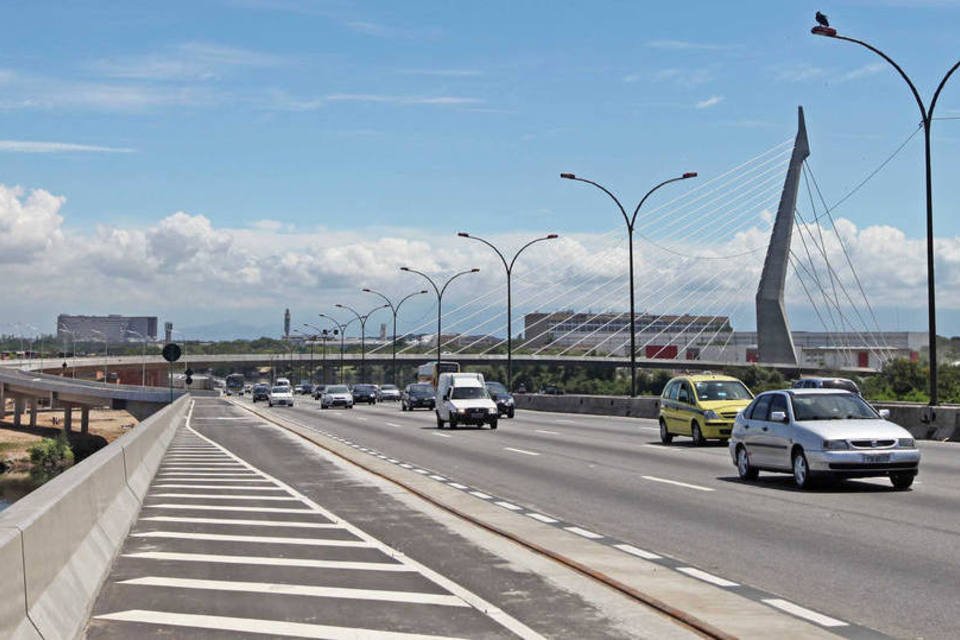 Homens armados fazem arrastão na Linha Vermelha, no Rio