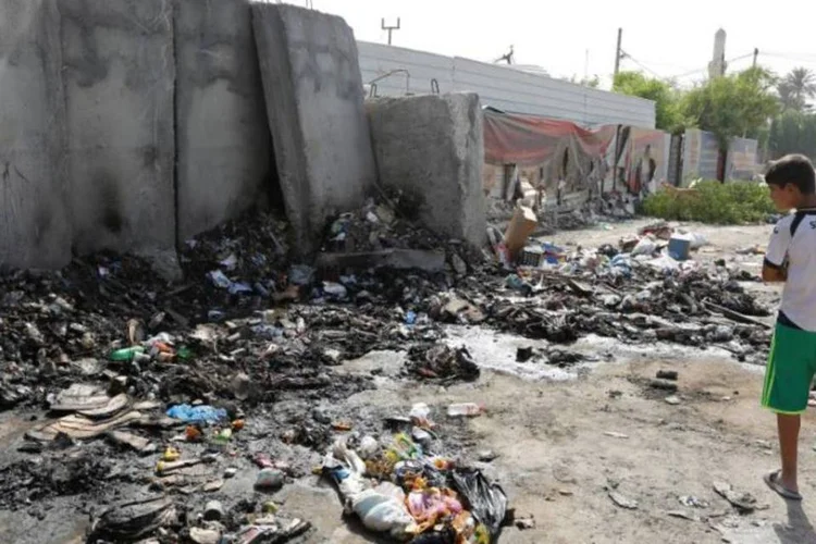 
	Bagd&aacute;: um terrorista suicida detonou o colete com explosivos que levava encostado ao corpo no mercado
 (Ahmed Saad / Reuters)