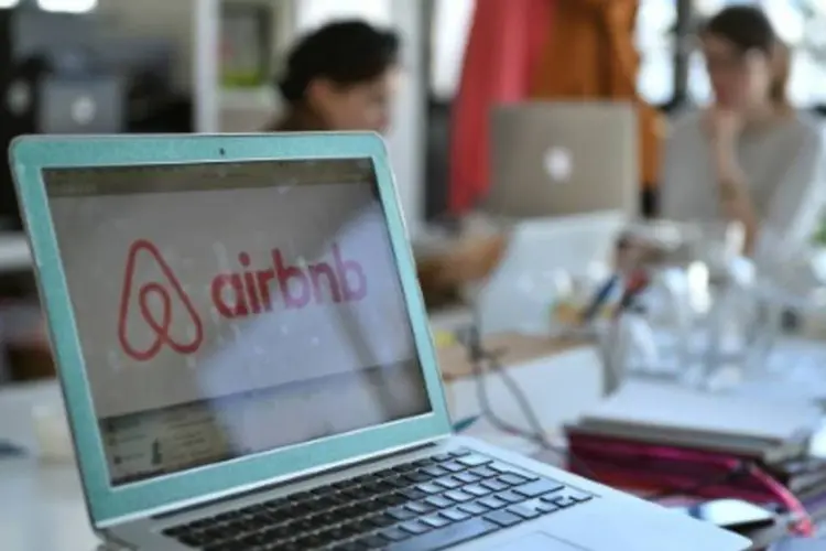 Airbnb: postura mais moderada surge em meio à intensificação da batalha com reguladores da qual o Airbnb parece estar recuando (Martin Bureau/AFP)