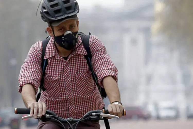 Ciclista usa mácara contra poluição em Londres, em 02.04.2014 (REUTERS)