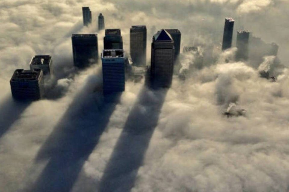 Em Londres, o centro comercial no leste na cidade fica completamente coberto pela névoa matinal (Reuters/Metropolitan Police)