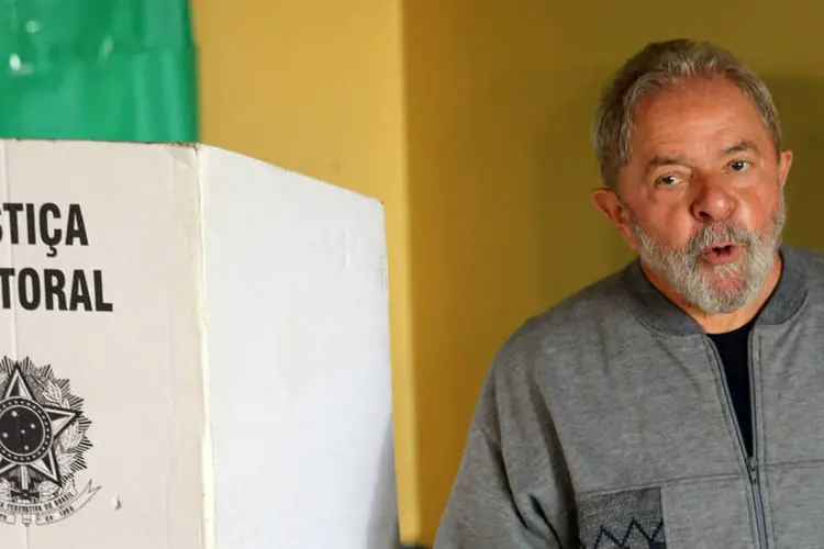 
	Lula foi abra&ccedil;ado por eleitores ap&oacute;s a vota&ccedil;&atilde;o
 (PAULO WHITAKER/reuters)