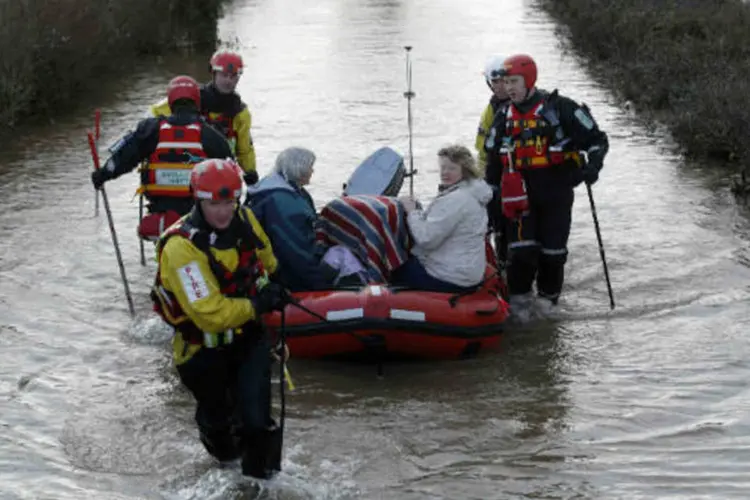 Moradores são resgatados durante enchente na cidade de Burrowbridge, em 9 de fevereiro (Luke Macgregor / Getty Images)
