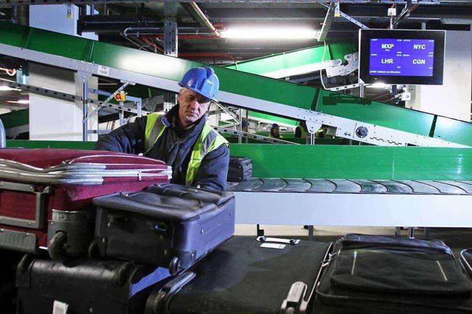 Funcionário checa malas em aeroporto: a partir do check in, responsabilidade por bagagem despachada é da companhia (Getty Images)