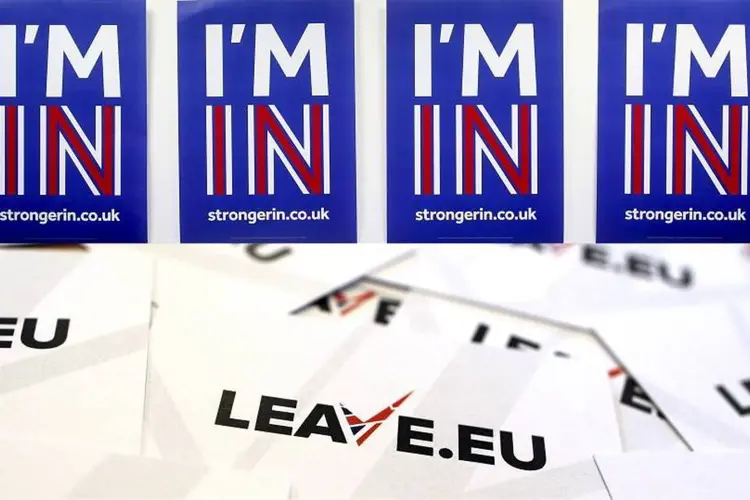 Material das campanhas da Brexit: acima, de quem quer ficar na UE, e abaixo, de quem quer sair
 (Chris Ratcliffe/Bloomberg)