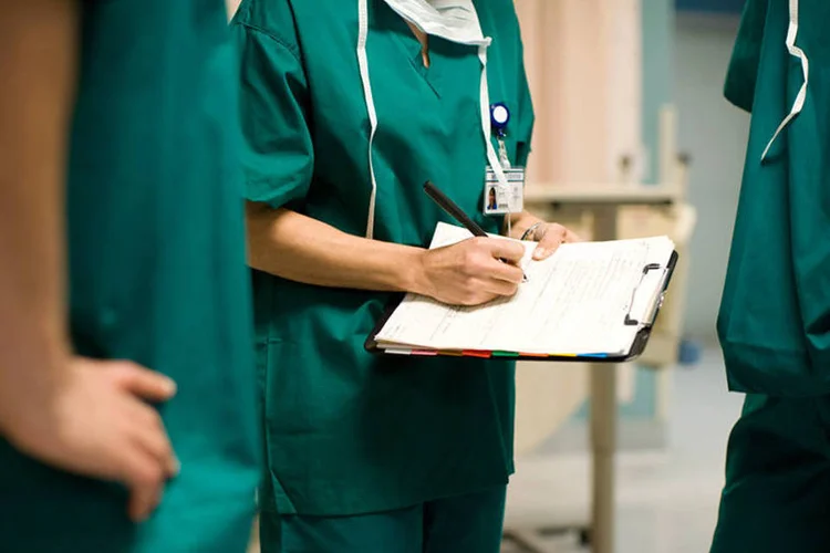 Médico: área é especialmente visada por gestores municipais corruptos (Thomas Northcut/Thinkstock/Thinkstock)