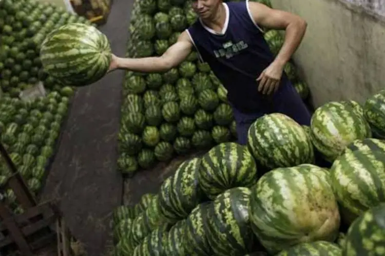Vendedor arruma melancias para vender em feira livre de São Paulo, em fevereiro de 2013 (Nacho Doce / Reuters)