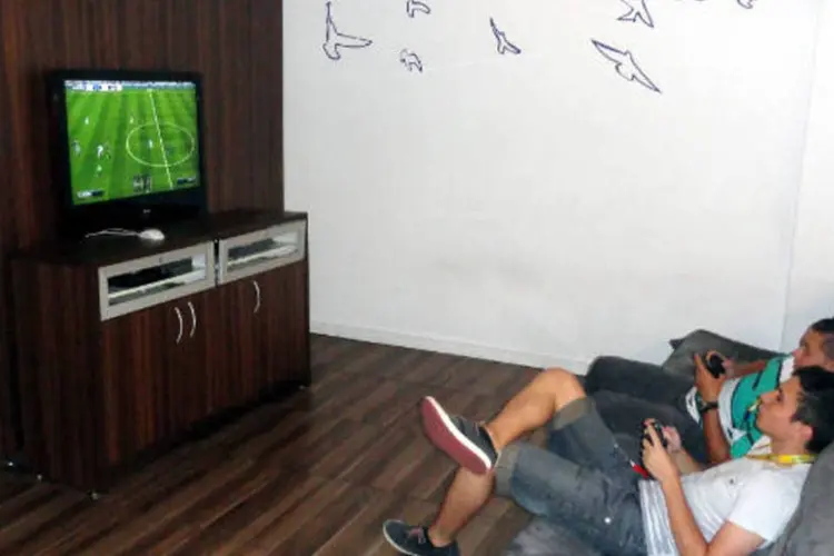 Funcionários do MercadoLivre jogam videogame na sede da empresa, em Alphaville (Luísa Melo/Exame.com)