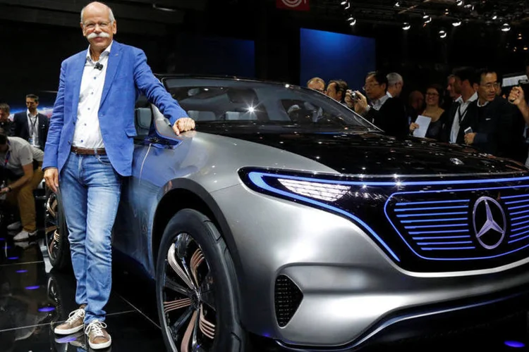 
	Dieter Zetsche: a Daimler montou uma divis&atilde;o de tecnologias digitais para incorporar carros conectados, el&eacute;tricos e dire&ccedil;&atilde;o aut&ocirc;noma
 (Jacky Naegelen / Reuters)