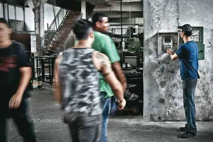Metalúrgica Vassari, em São Paulo: ao lado do ponto eletrônico, o velho relógio de ponto continua a postos  (Marcela Beltrão/EXAME.com)