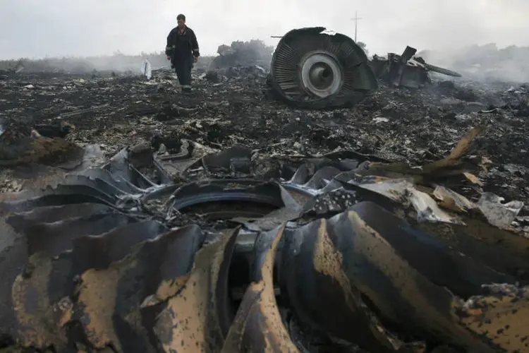 
	Destro&ccedil;os do MH17: autoridades disseram que um sofisticado m&iacute;ssil Buk foi disparado a partir do leste da Ucr&acirc;nia, &aacute;rea que estava sob controle de apoiadores da R&uacute;ssia
 (Maxim Zmeyev/Reuters)