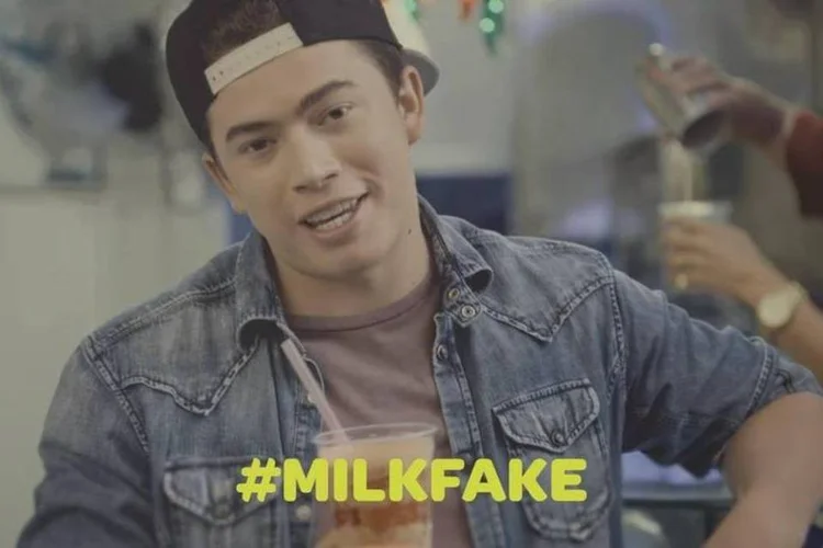 MilkFake: para engajar o público, Whindersson solicita que quem encontrar mais “imitações bizarras” poste nas redes sociais o achado com a hashtag #milkfake (Reprodução/Youtube)