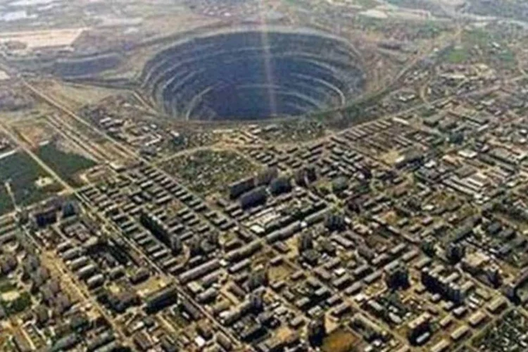 Cratera na cidade de Mirniy, na Rússia (Wilimedia Commons)