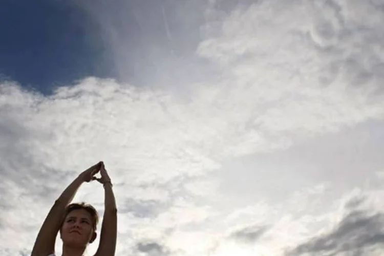 Moça em posição de Yoga (SXC)